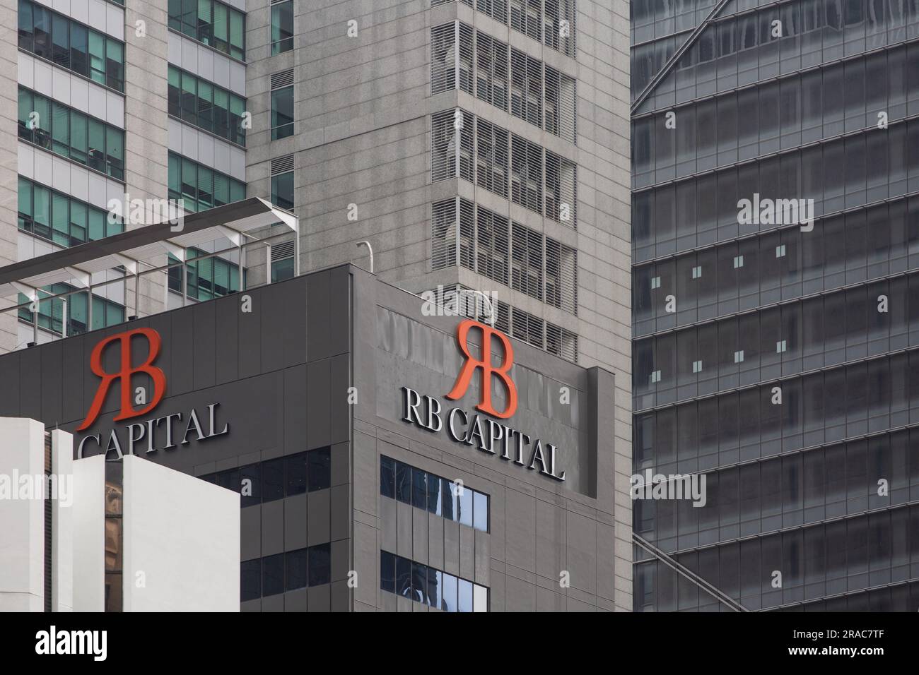 Orangefarbenes Logo von RB Capital. Ein privates Unternehmen in der Innenstadt von Singapur Stockfoto