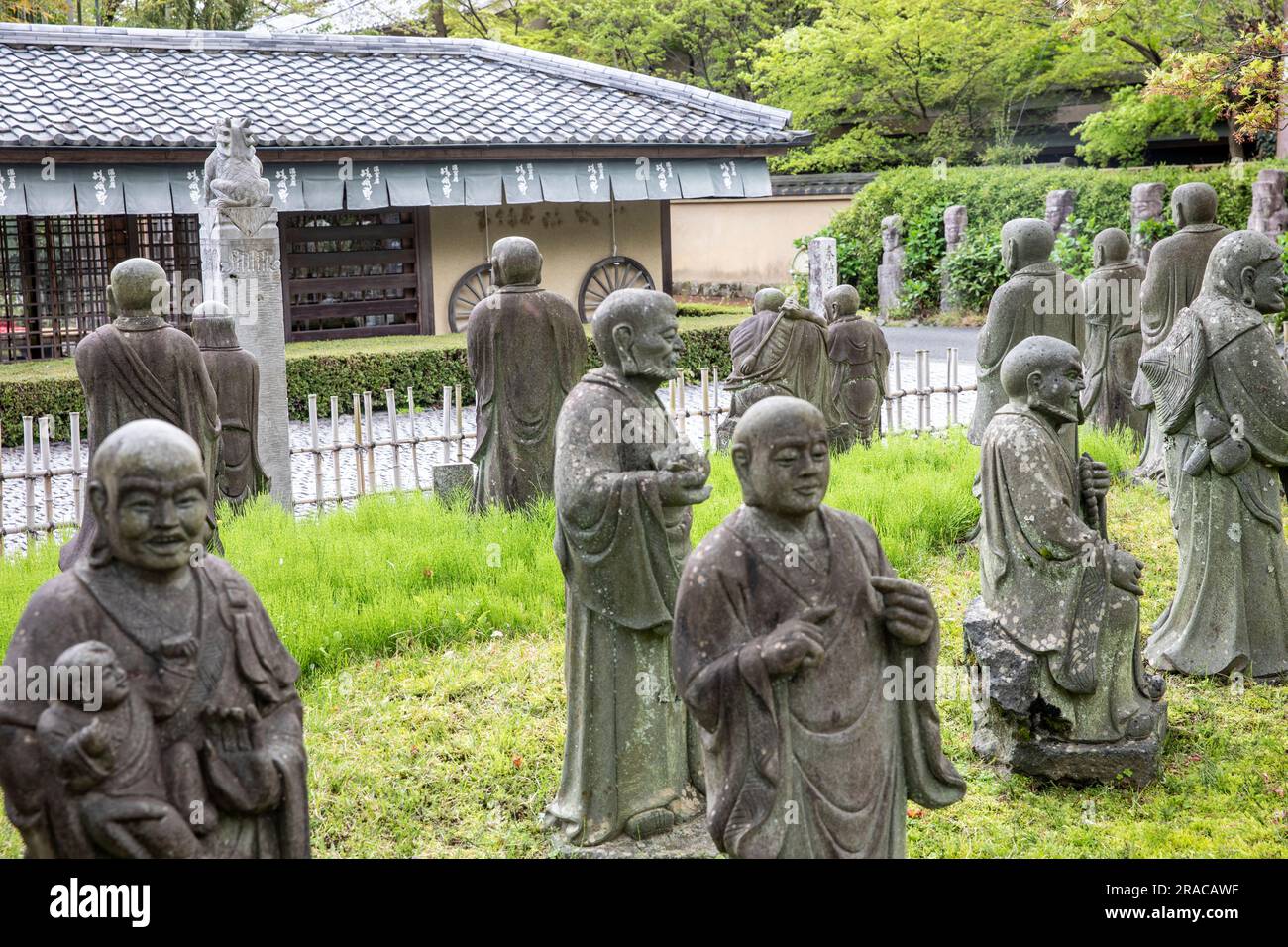 2023, Arashiyama Arhat. 500 Statuen der nächstgelegenen und höchsten Jünger Buddha vor dem Hogon-in-Untertempel des Tenryu-ji-Kopftempels, Kyoto, Japan Stockfoto