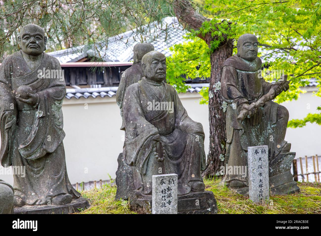 2023, Arashiyama Arhat. 500 Statuen der nächstgelegenen und höchsten Jünger Buddha vor dem Hogon-in-Untertempel des Tenryu-ji-Kopftempels, Kyoto, Japan Stockfoto