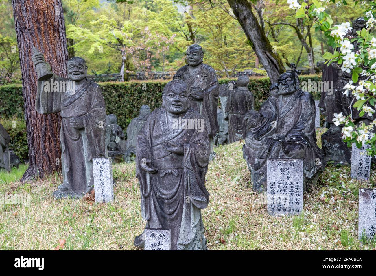 2023, Arashiyama Arhat. 500 Statuen der nächstgelegenen und höchsten Jünger Buddha vor dem Hogon-in-Untertempel des Tenryu-ji-Kopftempels, Kyoto, Japan Stockfoto
