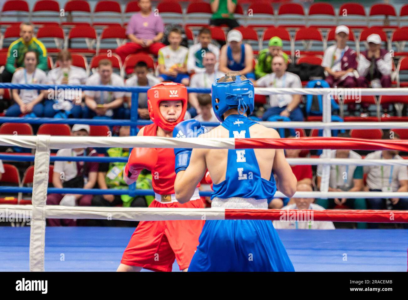 Wladiwostok, Russland. 2. Juli 2023. Der chinesische Boxer Yang Zongyi (L) tritt am 2. Juli 2023 bei den Children of Primorye International Sports Games in Wladiwostok, Russland, an. Kredit: Guo Feizhou/Xinhua/Alamy Live News Stockfoto