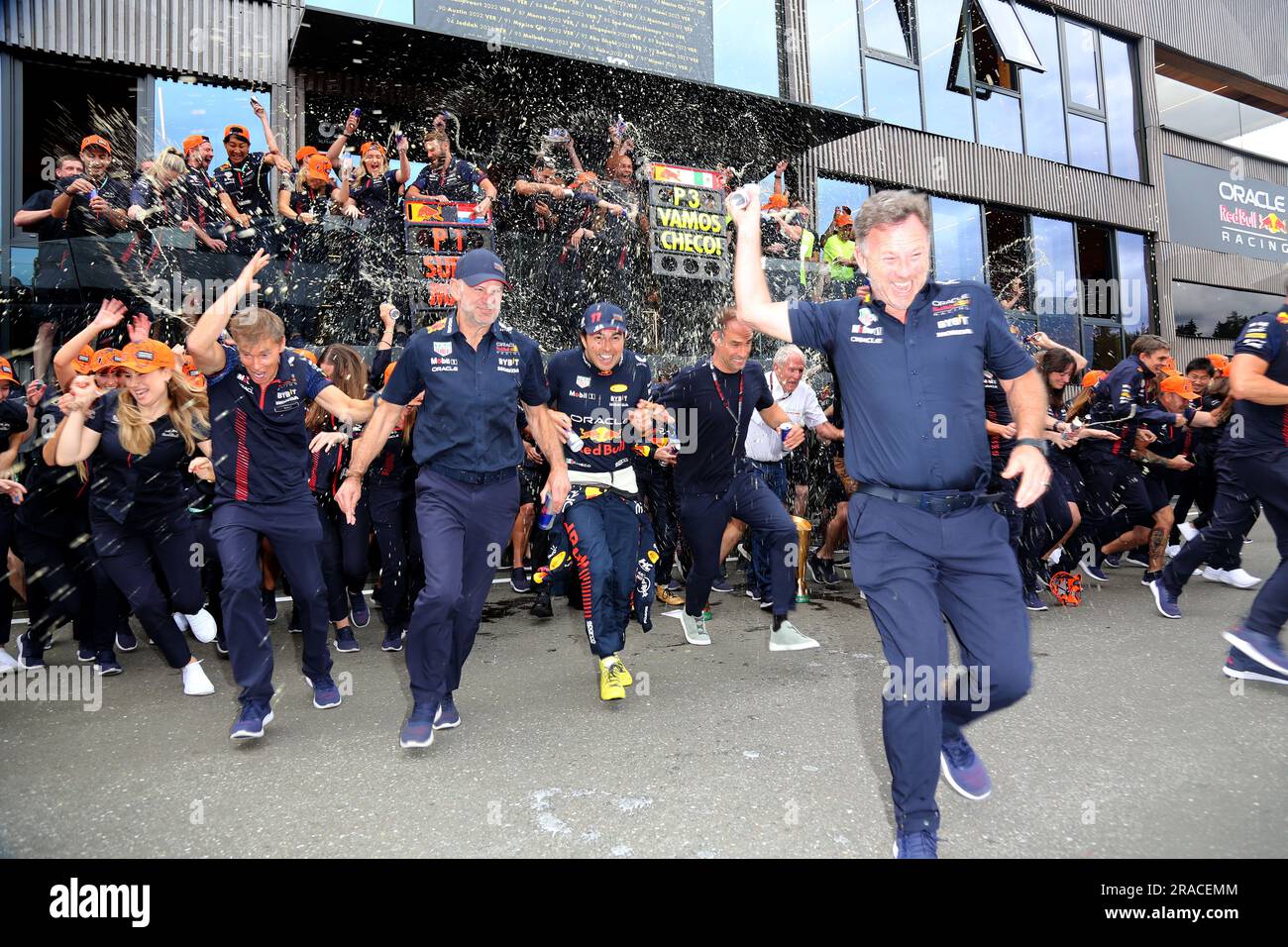 SPIELBERG, Österreich. , . Christian Horner Sergio Perez HELMUT MARKO MAX VERSTAPPEN Oliver Mintzlaff/CEO Red Bull Adrian NEWEY, F1 at the Red Bull Ring, Oesterreich Ring, Formula One, AUSTRIAN Grand Prix, GROSSER Preis von OESTRICHCH, GP d'Aute, Motorsport, Formel1, gebührenpflichtiges Bild, Copyright © KNOTH Andy/ATPimages (KNOTH Andy /ATP/SPP) Guthaben: SPP Sport Press Photo. Alamy Live News Stockfoto