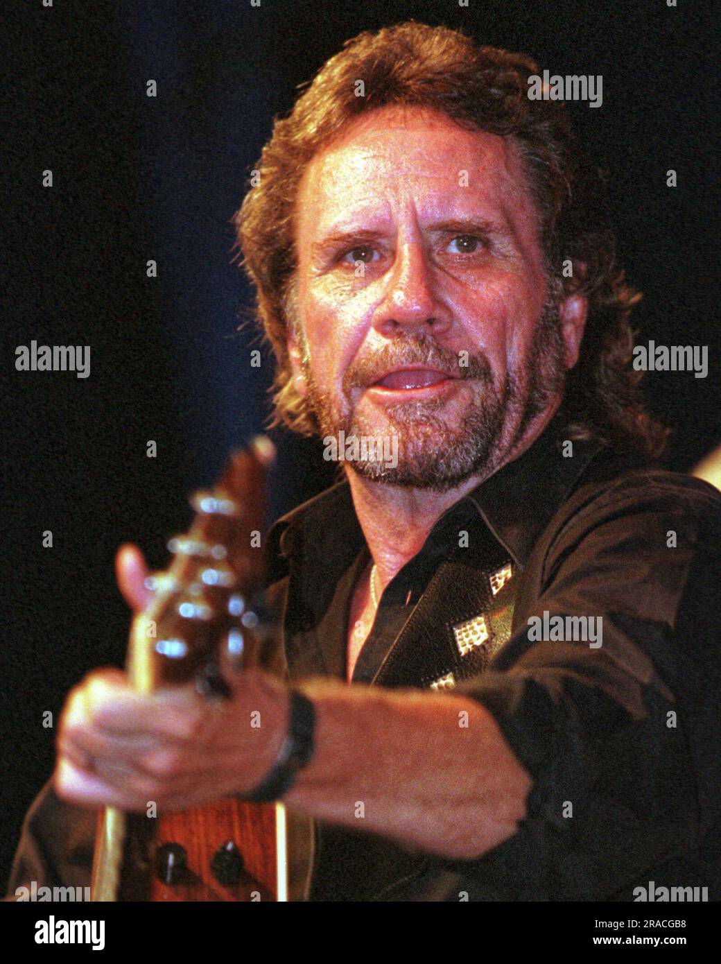 David Frizzell, 57, tritt während der Lakefest Fourth of July Celebration am Samstag, den 3. Juli 1999 in Jamestown, Russell County, KY, auf. USA. David Frizzell, der jüngere Bruder von Country-Songwriter Lefty Frizzell und ein Einheimischer aus El Dorado, AR, ist vielleicht am besten dafür bekannt, in den 1980er Jahren in der „Billboard Hot Country“-Charts zwei Singles mit der Nummer eins zu zeichnen: Das Shelly West-Duett „You're the Reason God made Oklahoma“ aus dem Jahr 1981 und der Solo-Hit „I'm Hire a Wino to Decorate Our Home“ aus dem Jahr 1982. (APEX MediaWire Foto von Billy Suratt) Stockfoto