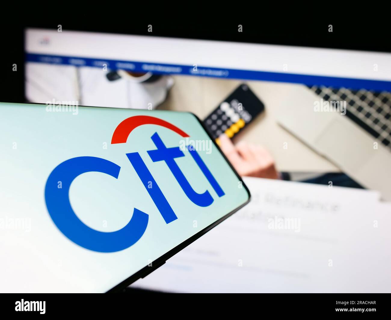 Handy mit Logo des amerikanischen Finanzdienstleisters Citigroup Inc. Auf dem Bildschirm vor der Website. Konzentrieren Sie sich auf die Mitte des Telefondisplays. Stockfoto