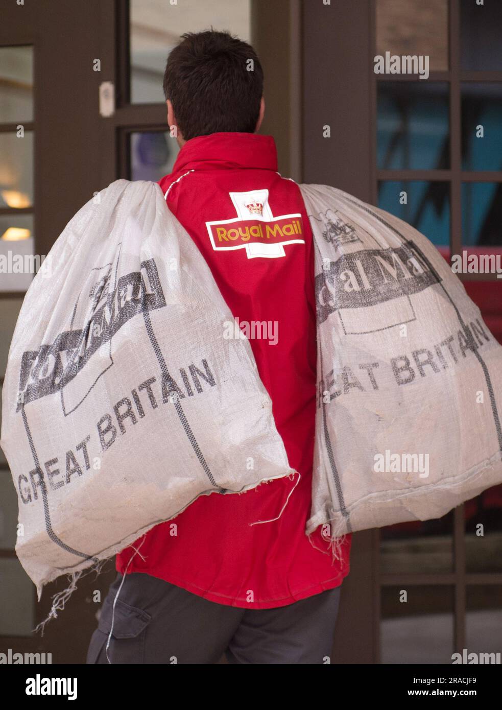Aktenfoto vom 16. 09/13 eines Postboten, der Brieftaschen mit Post trug. Hundeangriffe auf Postangestellte stiegen im letzten Jahr auf fast 2.000 gemeldete Vorfälle, neue Zahlen zeigen. Es gab 1.916 Hundeangriffe auf Postangestellte zwischen dem Jahr und dem 31 2023. März, sagte die Royal Mail am Montag. Ausgabedatum: Montag, 3. Juli 2023. Stockfoto
