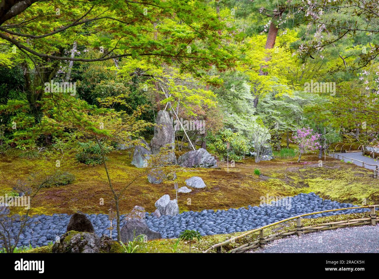 2023 Hogon-in Sub Temple Zen Garden, trockener Teich, der das Meer des Leidens des menschlichen Lebens repräsentiert, Arashiyama, Kyoto, Japan, Löwen brüllen Garten Stockfoto 2023 Hogon-in Sub Temple Zen Garden, trockener Teich, der das Meer des Leidens des menschlichen Lebens repräsentiert, Arashiyama, Kyoto, Japan, Löwen brüllen Garten Stockfoto
