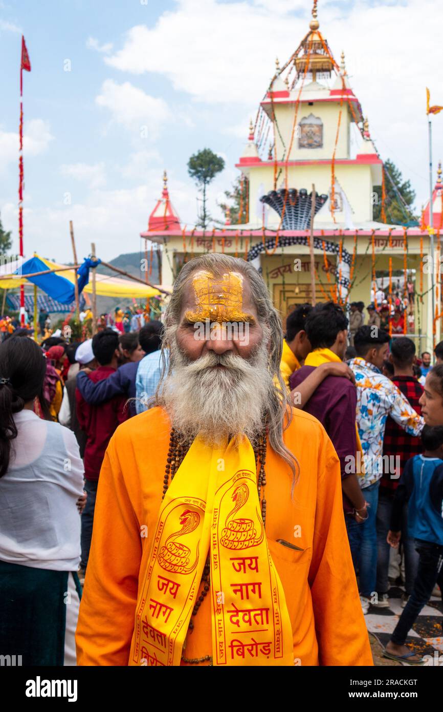 28. Juni 2023 Uttarakhand, Indien. Ein alter Mann mit langem weißem Bart und Haaren in traditioneller indischer Saffron-Kleidung (Bhagwa). Stockfoto