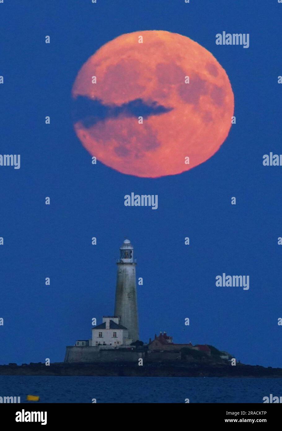 Der Full Buck-Supermond erhebt sich über dem St. Mary's Lighthouse in Whitley Bay an der Nordostküste Englands. Der Juli-Supermond erreicht seinen nächstgelegenen Punkt zur Erde mit 224.895 Meilen (361.934km km) - etwa 13.959 Meilen (22.466km km) näher als üblich. Es erscheint 5,8 Prozent größer und 12,8 Prozent heller als ein normaler Vollmond. Foto: Sonntag, 2. Juli 2023. Stockfoto