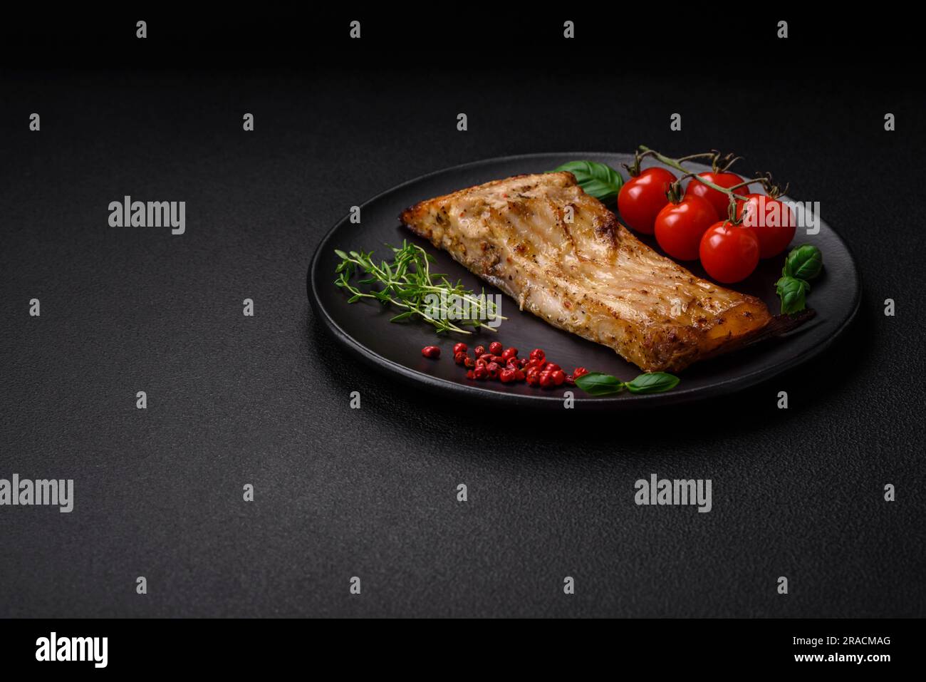 Ein Stück köstlicher gebackener Fisch mit Salz, Gewürzen und Kräutern ...