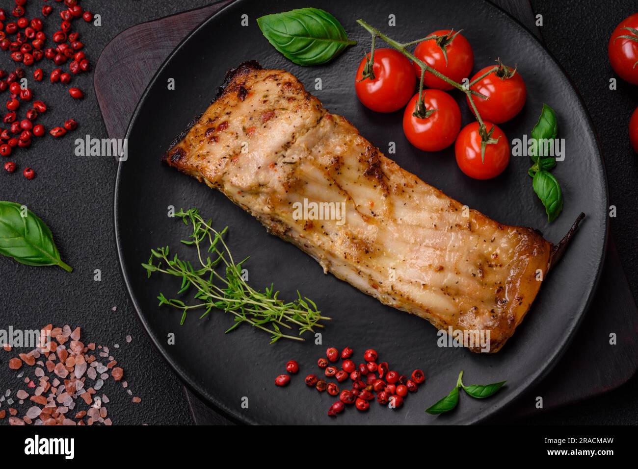 Ein Stück köstlicher gebackener Fisch mit Salz, Gewürzen und Kräutern ...
