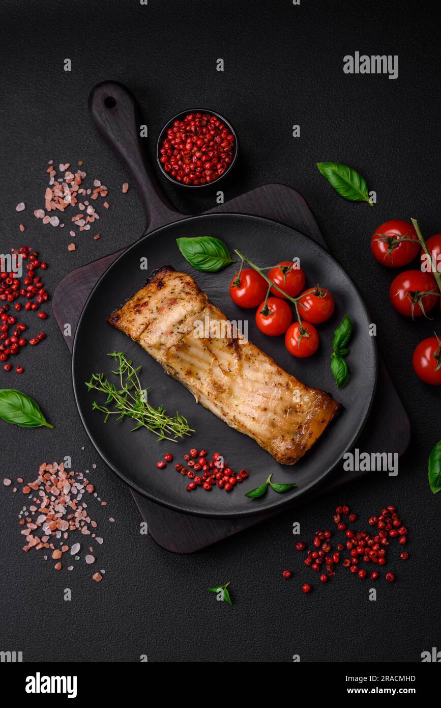 Ein Stück köstlicher gebackener Fisch mit Salz, Gewürzen und Kräutern ...