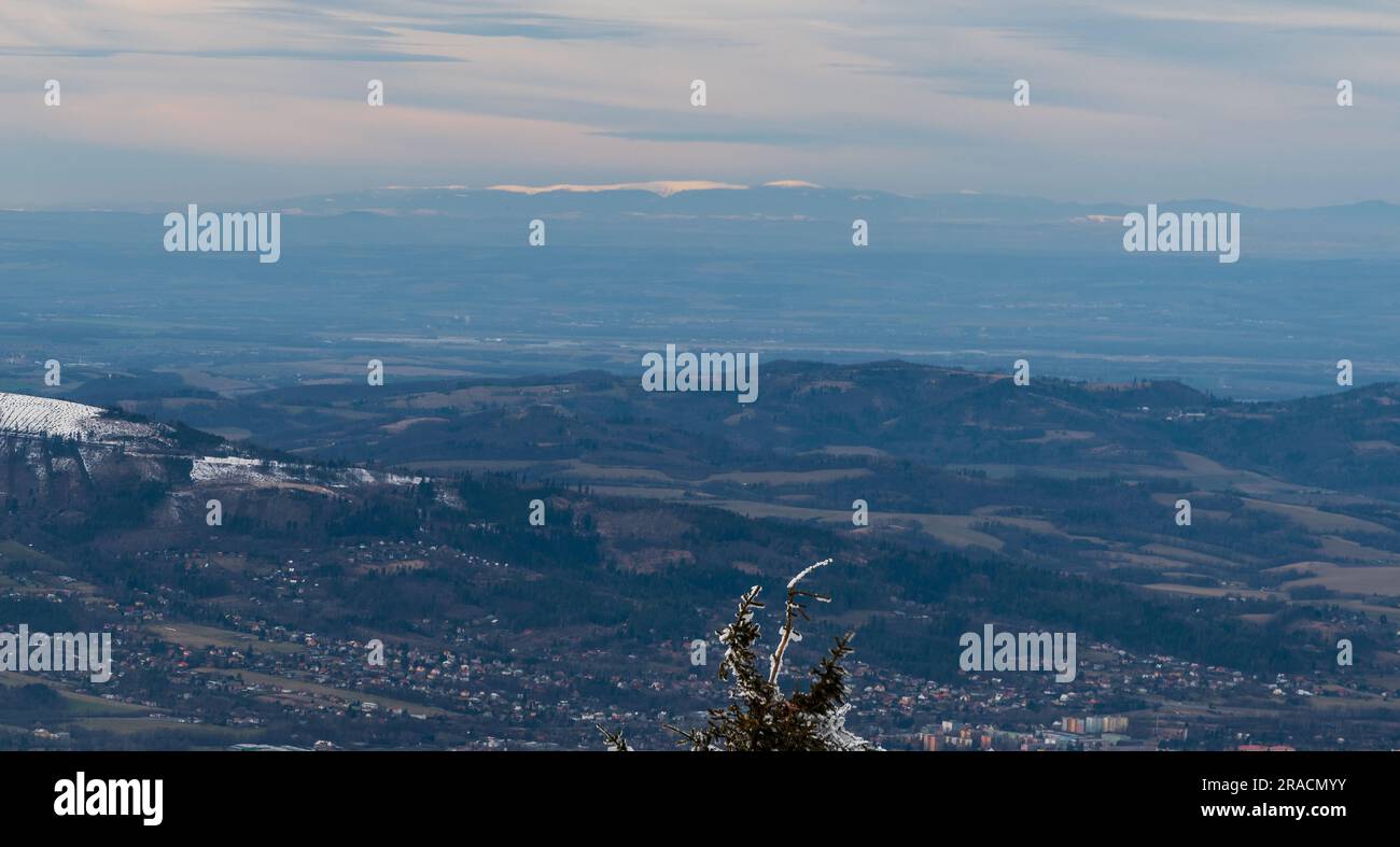 Die schneebedeckten Jeseniky-Berge vom Lysa-Hora-Hügel im Moravskoslezske Beskydy-Gebirge in der tschechischen republik Stockfoto