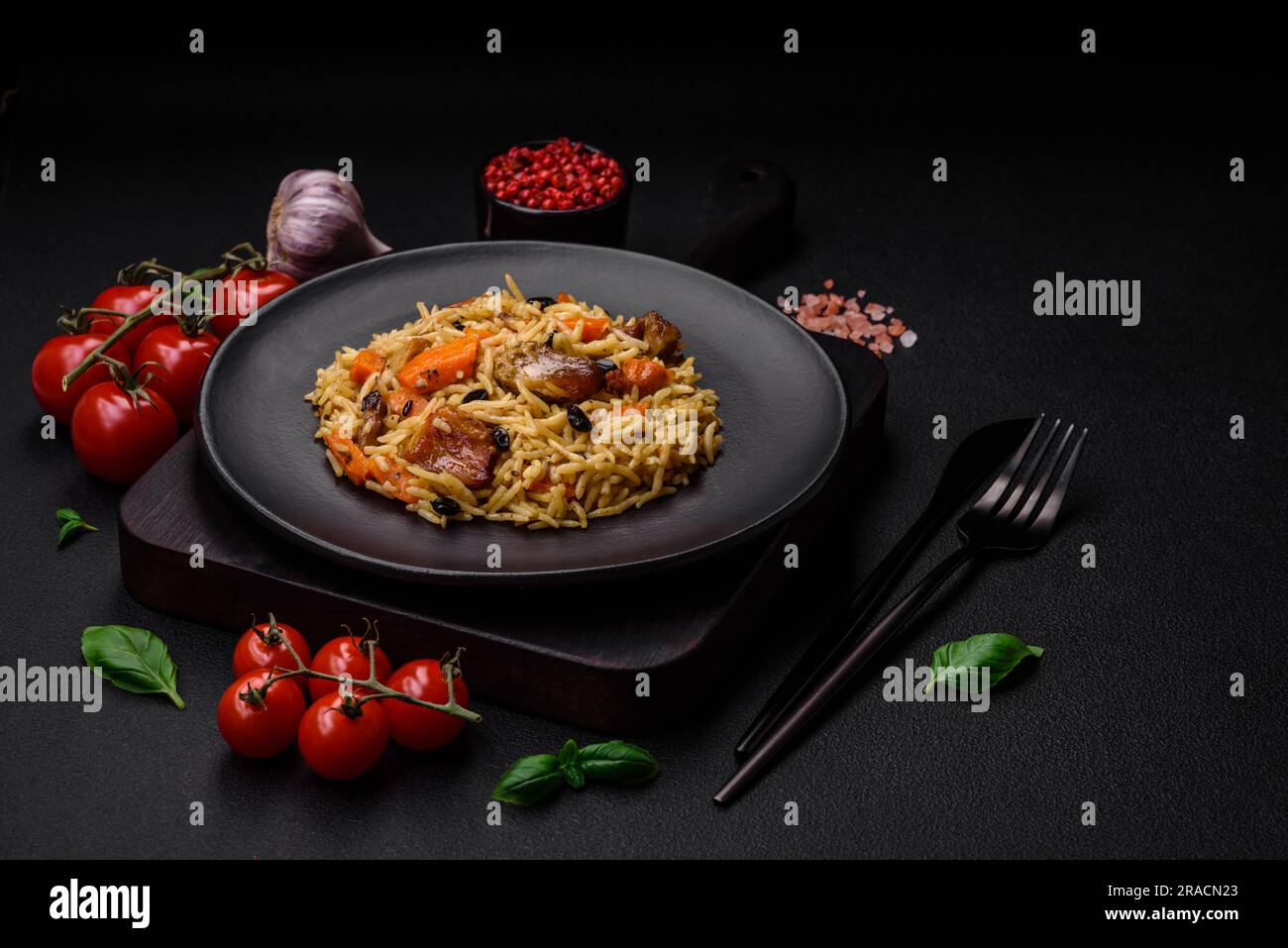 Köstlicher frischer Pilaf mit Reis, Karotten, Fleisch, Zwiebeln ...