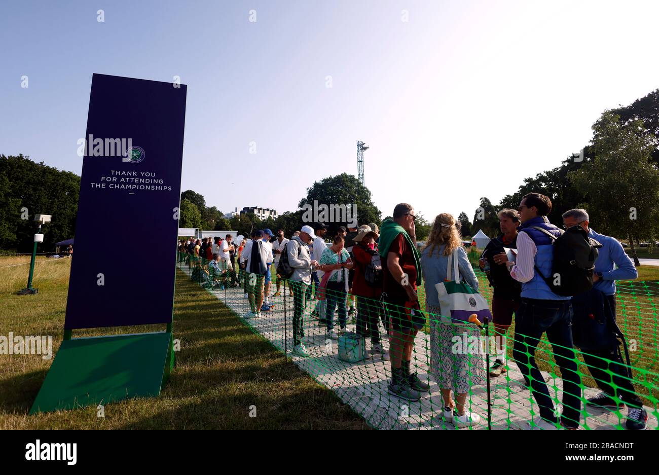 Tennisfans stehen am ersten Tag der WimbledonMeisterschaft 2023 im All