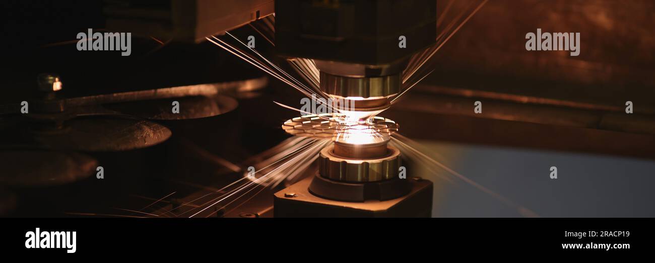 Metallschneidemaschine mit herausschleudernden Brandfunken Stockfoto