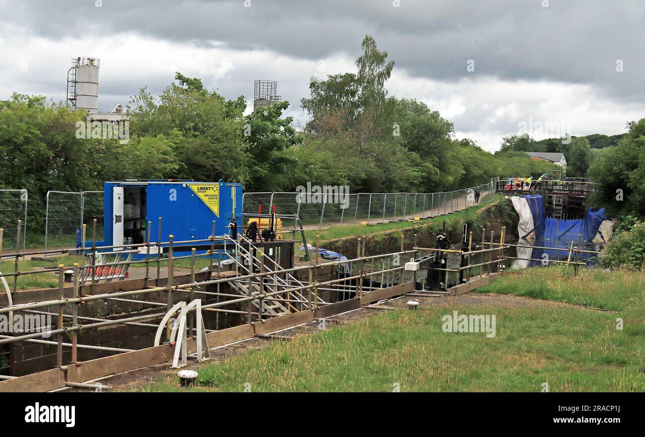 Neben den Ziegelarbeiten werden derzeit Reparaturarbeiten an Schleusen des Wiganflugs der Schleusen am Kanal Leeds und Liverpool durchgeführt, der den Kanal geschlossen hat Stockfoto