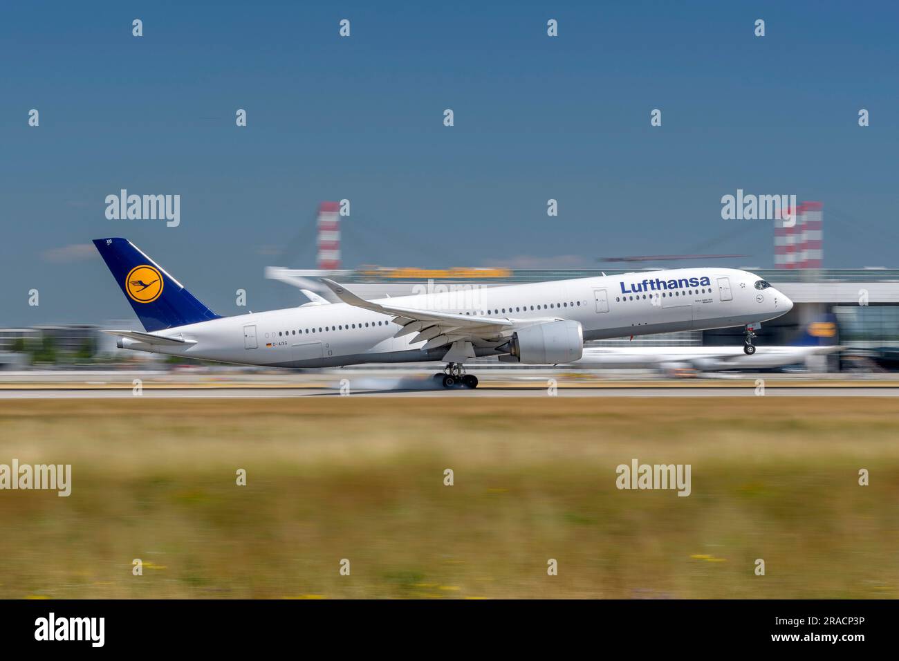 München, Deutschland - Juni 29. 2023 : Lufthansa Airbus A350-941 mit Luftfahrzeugregistrierung D-AIXG bei der Landung auf der Südbahn 26L der Mun Stockfoto