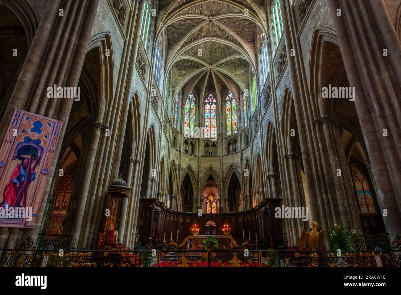 Zentrales Schiff in Richtung Chor. Kathedrale Saint-André, Bordeaux, Aquitanien, Frankreich. Die Kathedrale ist offiziell als die Primatiale Kathedrale von St. Stockfoto