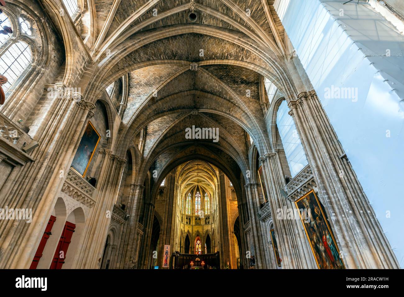 Zentrales Schiff in Richtung Chor. Kathedrale Saint-André, Bordeaux, Aquitanien, Frankreich. Die Kathedrale ist offiziell als die Primatiale Kathedrale von St. Stockfoto