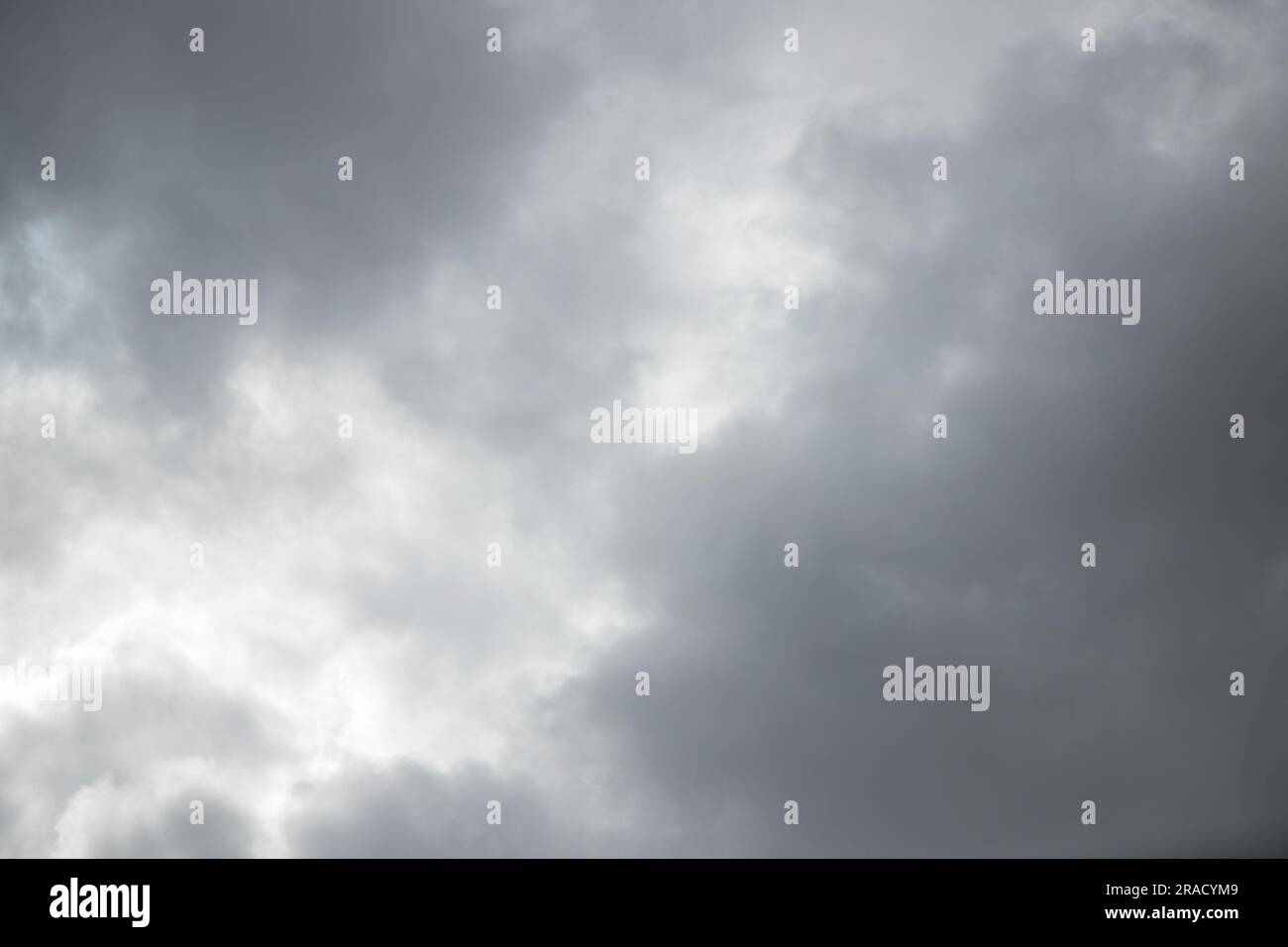 Dramatischer Hintergrund durch dunkle Wolken am Himmel. Wettervorhersage für Regen, Gewitter, schlechtes Wetter. Die Schönheit der Natur. Abstraktes Hintergrundbild. Stockfoto