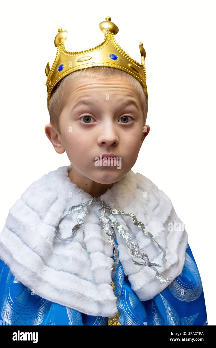 Emotions Boy im Königskostüm auf weißem Hintergrund Stockfoto