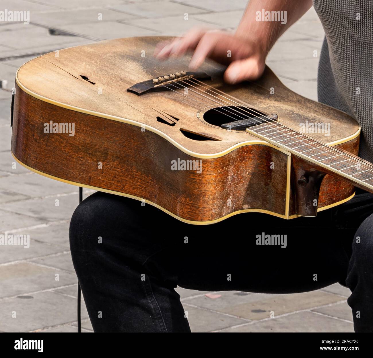 Mex, ein junger Musiker, der am Trafalgar Square mit einer verstärkten Gitarre rumvögelt Stockfoto