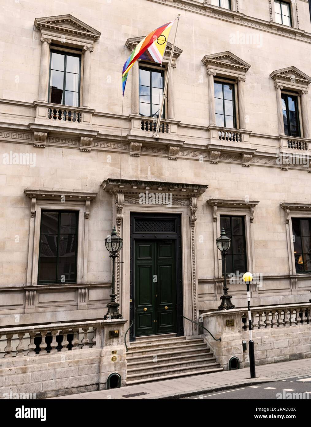 Die Fassade des Reform Club, Pall Mall, London; ein privater Mitgliederclub, in dem die Pride-Flagge vom Mast aus zu sehen ist. Stockfoto