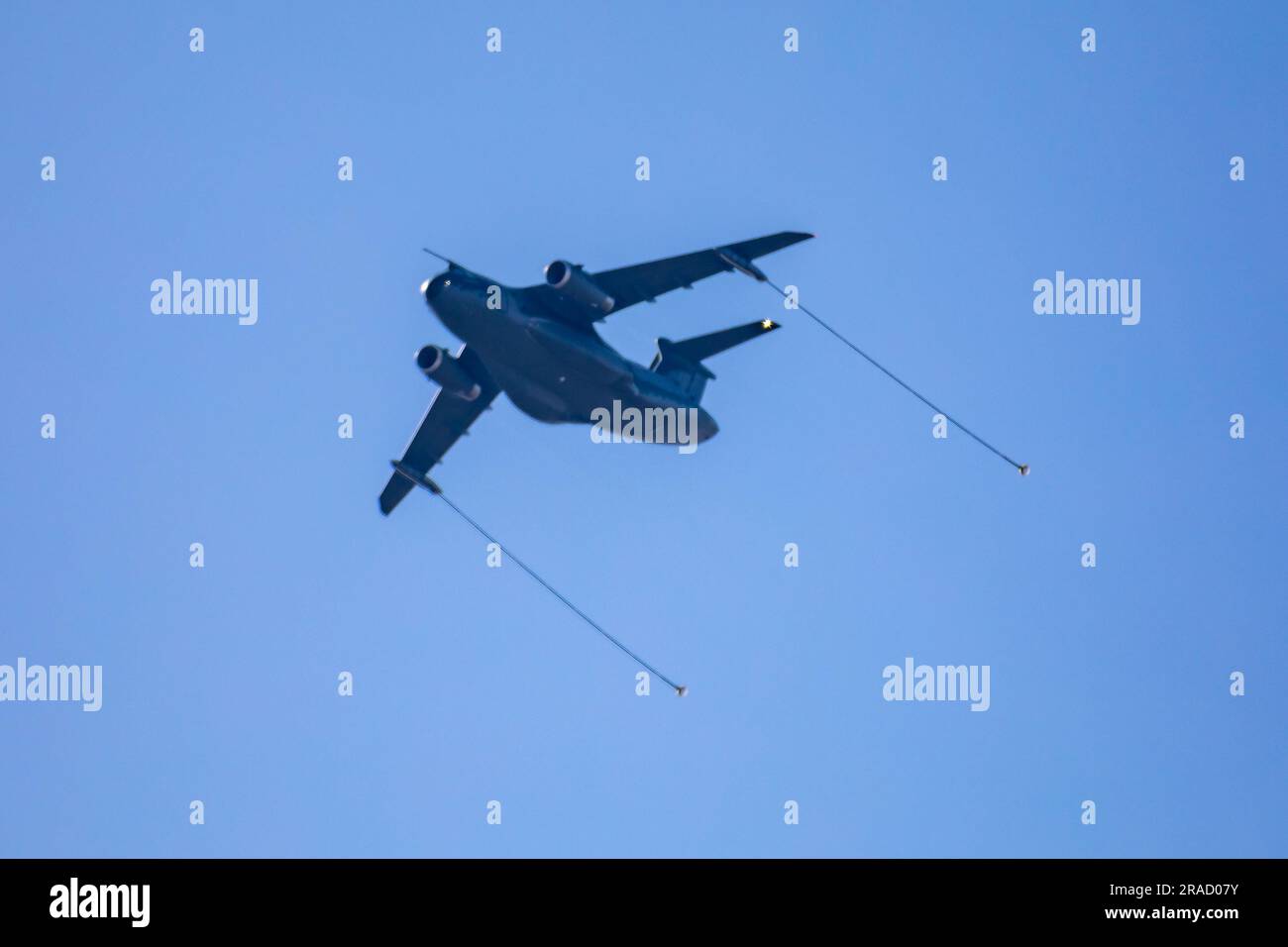 Großes Militärflugzeug KC-390 der brasilianischen Luftwaffe zur Luftversorgung Stockfoto