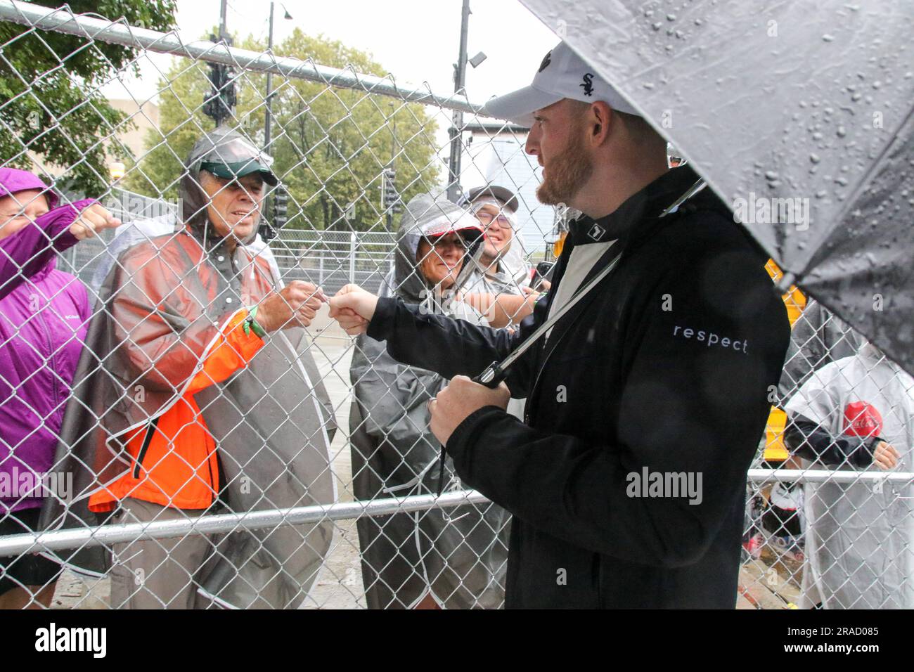 Der Stock-Car-Fahrer Ty Dillon gibt am 2. Juli 2023 in der Grant Park 220-Serie im Stadtzentrum von Chicago Autogramme ab, während der Regen den Start des Rennens verzögert. Dies ist Tag 2 der Rennserie, ein 2,2 km langer Streckenabschnitt und 100 Runden. Heute feiert NASCAR sein 75.-jähriges Jubiläum und ist das erste Straßenrennen der NASCAR Cup Series, bei dem die Skyline von Chicago und der Lake Michigan als Kulisse dienen. (Foto: Alexandra Buxbaum/Sipa USA) Guthaben: SIPA USA/Alamy Live News Stockfoto