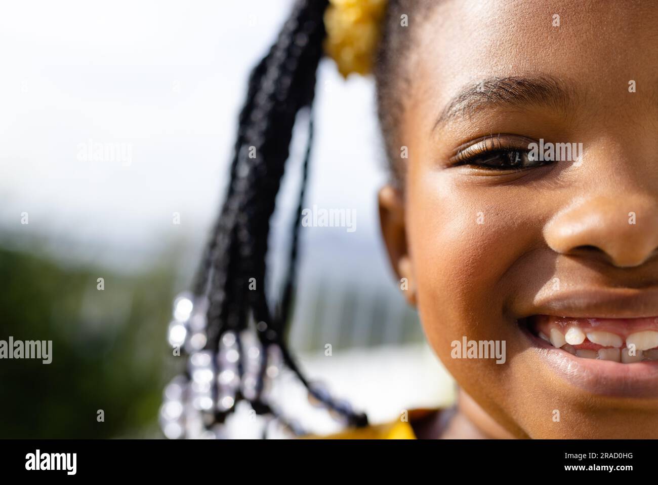 Ein halbes Porträt eines glücklichen afroamerikanischen Mädchens auf der sonnigen Terrasse Stockfoto