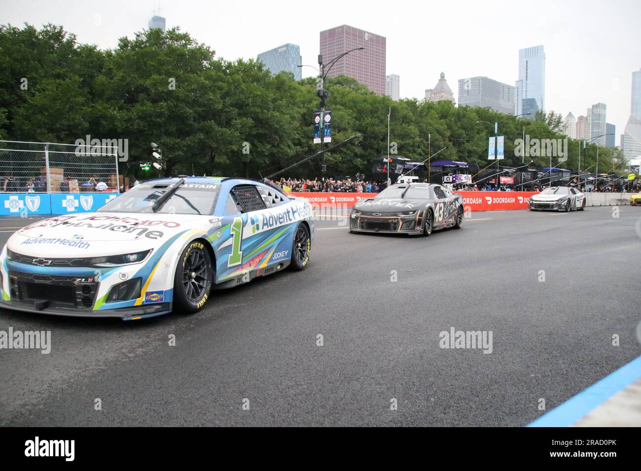 die-rennwagen-fahren-am-2-juni-2023-beim-nascar-cup-series-chicago