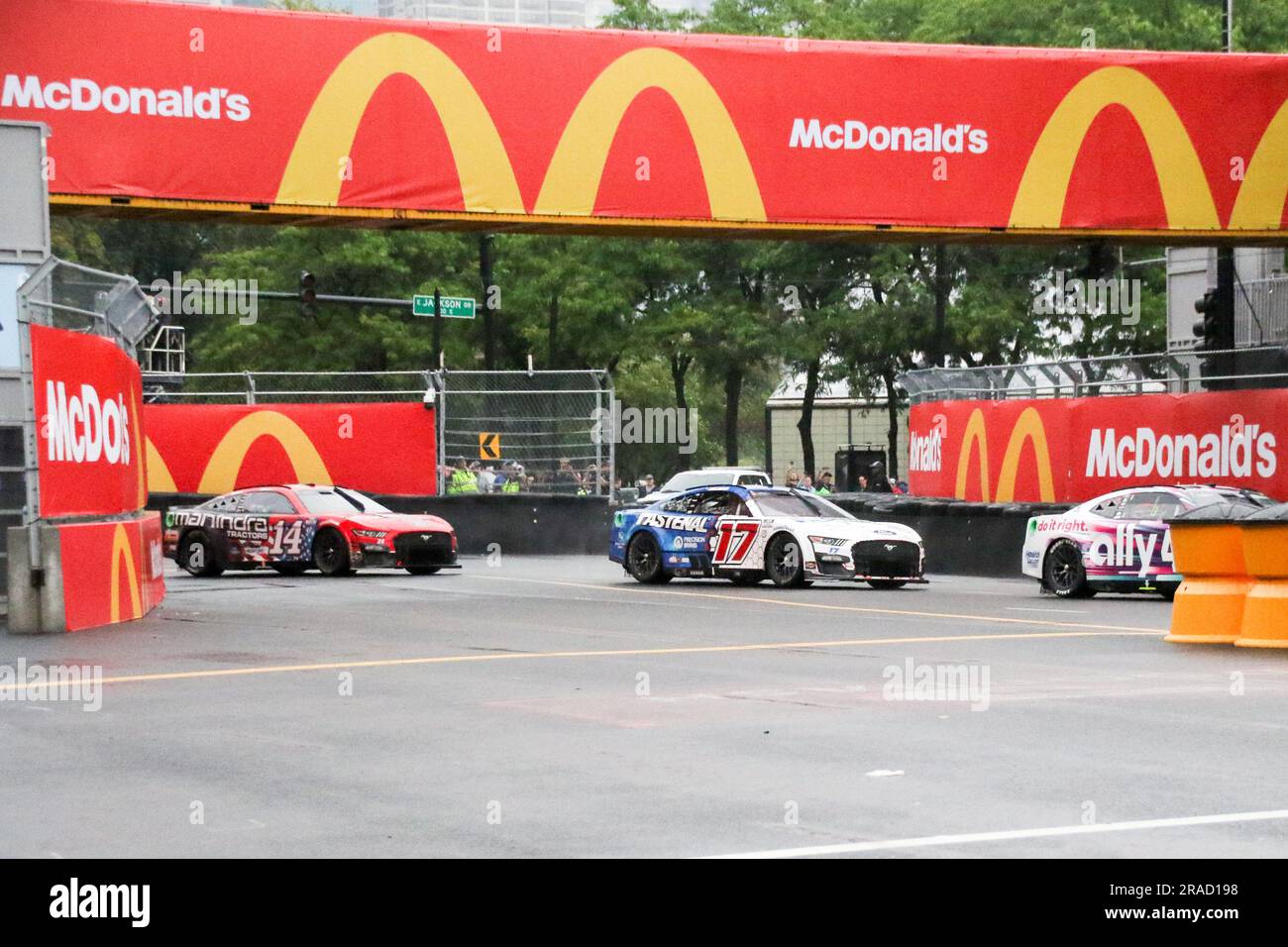 die-rennwagen-fahren-am-2-juni-2023-beim-nascar-cup-series-chicago