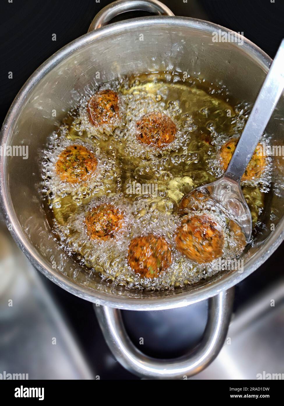 Frittieren Sie Falafel in heißem Öl Stockfoto
