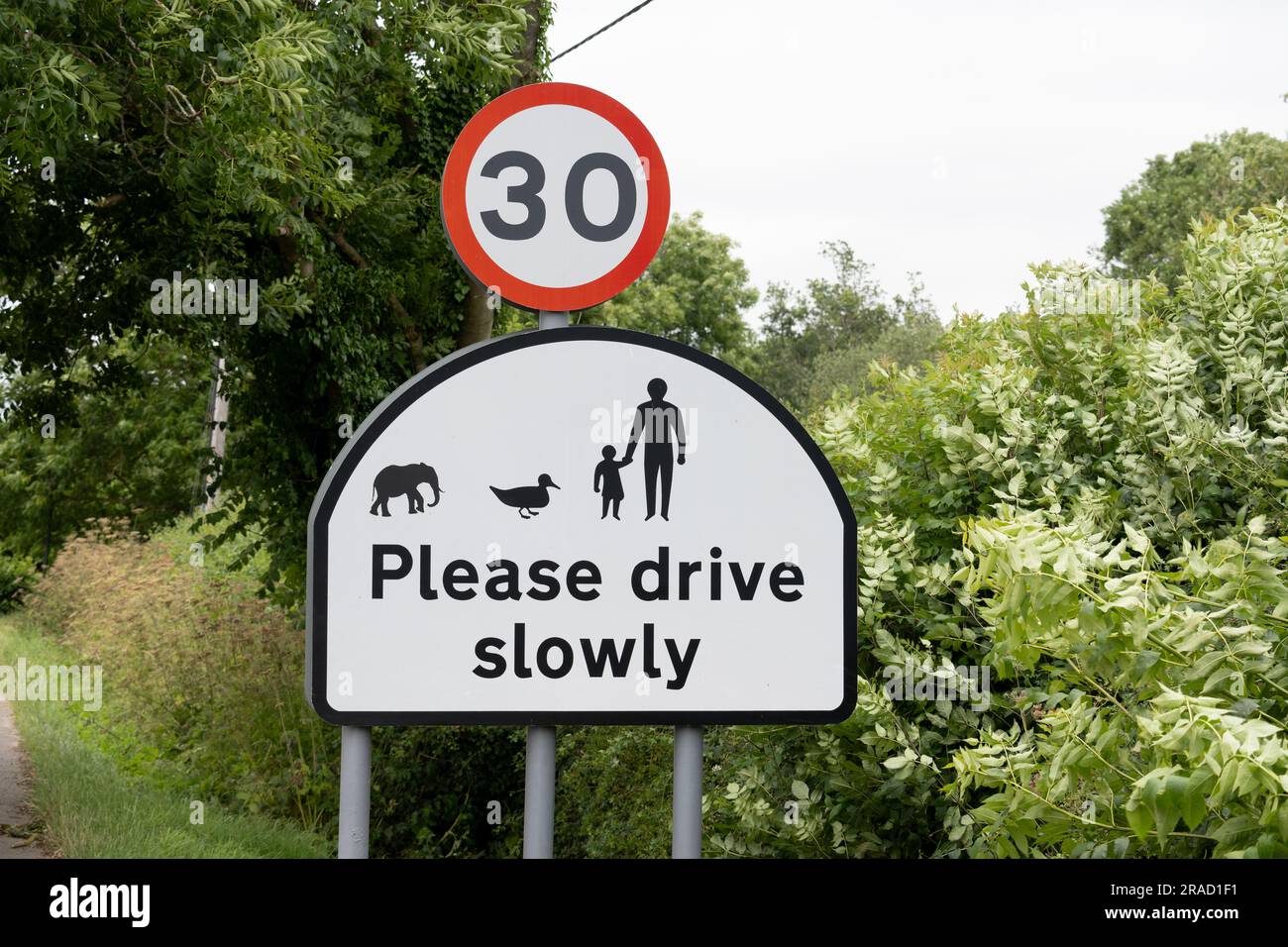 Bitte fahren Sie langsam mit dem Schild mit Elephant, Old MIlverton Village, Warwickshire, England, Großbritannien Stockfoto