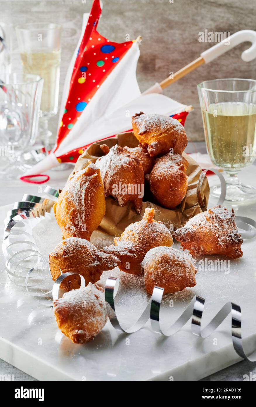 Gebratene Teigbisse mit Puderzucker (Muzen) Stockfoto