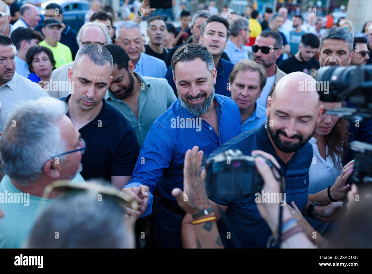 Barcelona, Spanien. 1. Juli 2023. Der spanische Vox-Führer Santiago Abascal begrüßt die Menge bei einem Wahltreffen im Stadtzentrum von Barceloneta. Spanische politische Parteien halten im ganzen Land Wahlkampfsitzungen für ihre Wahlkampfveranstaltungen vor den Parlamentswahlen in Spanien am 23. Juli ab. (Foto: Davide Bonaldo/Sipa USA) Guthaben: SIPA USA/Alamy Live News Stockfoto