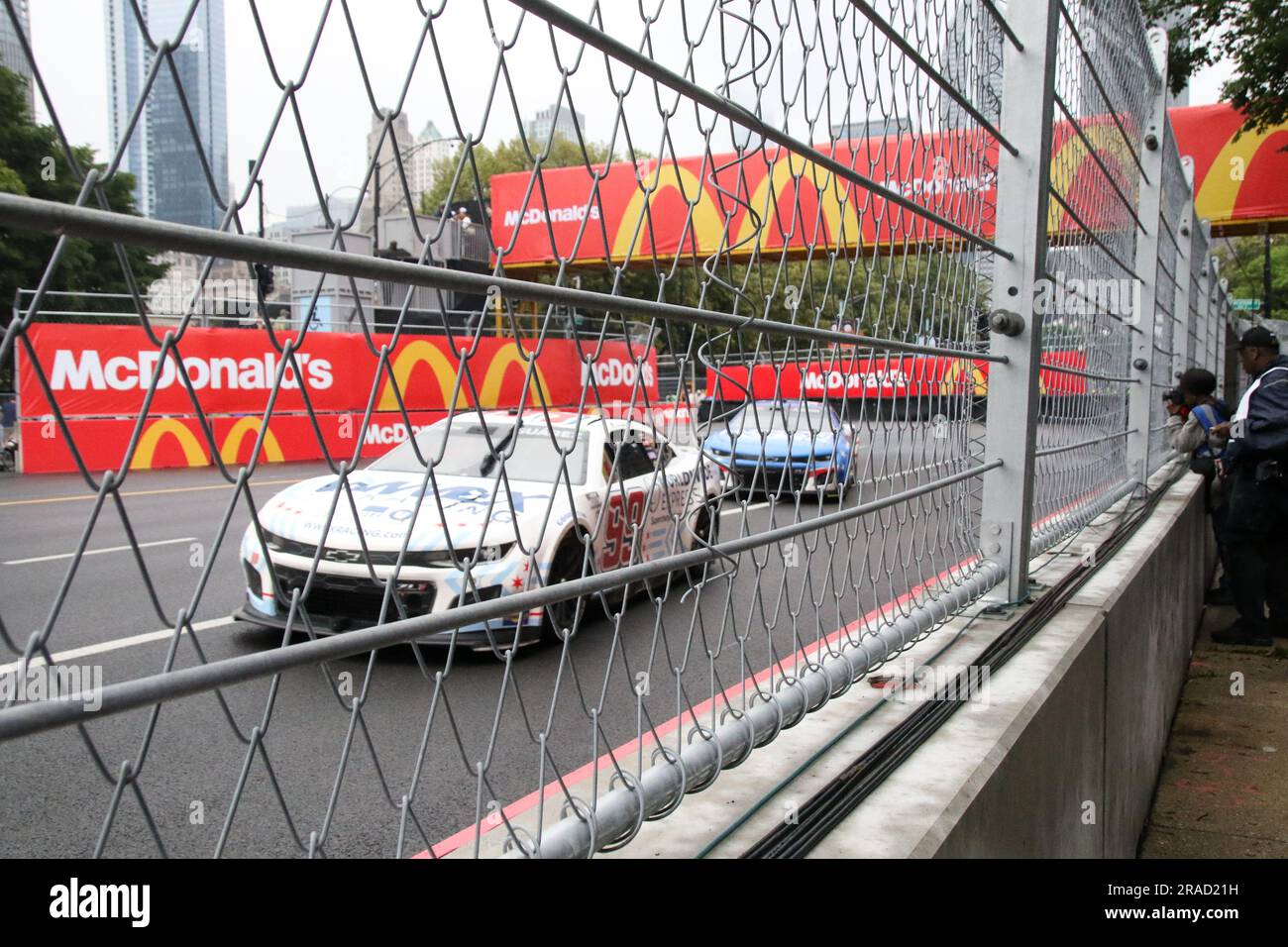 die-rennwagen-fahren-am-2-juni-2023-beim-nascar-cup-series-chicago
