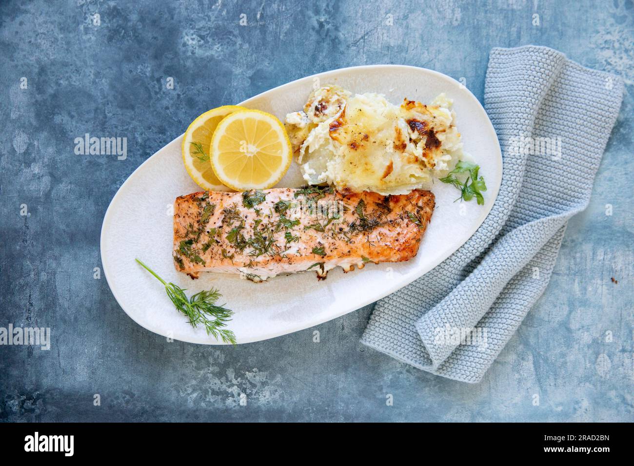 Lachs mit Kartoffelgratin Stockfoto