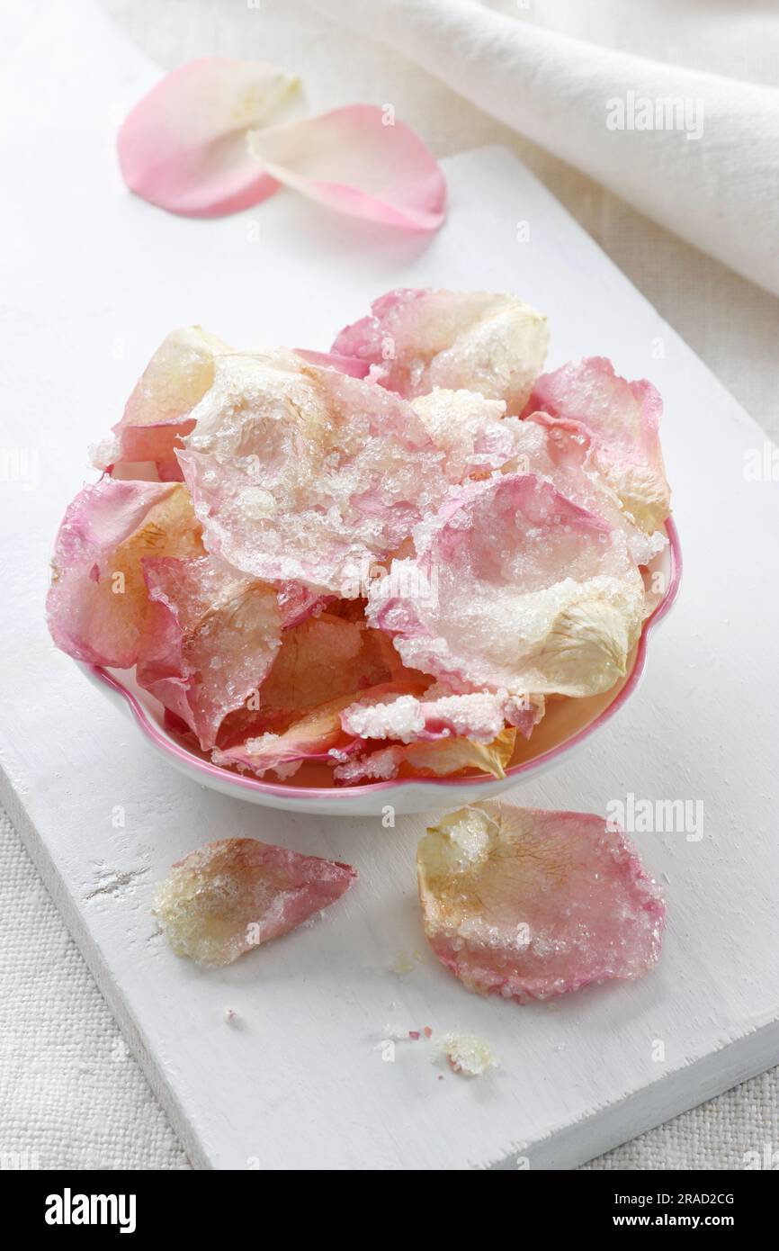 In Zucker getrocknete Rosenblätter Stockfoto