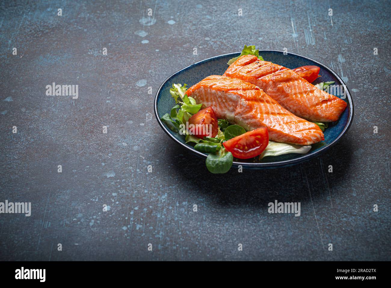 Gegrillte Lachssteaks mit Gemüsesalat Stockfoto