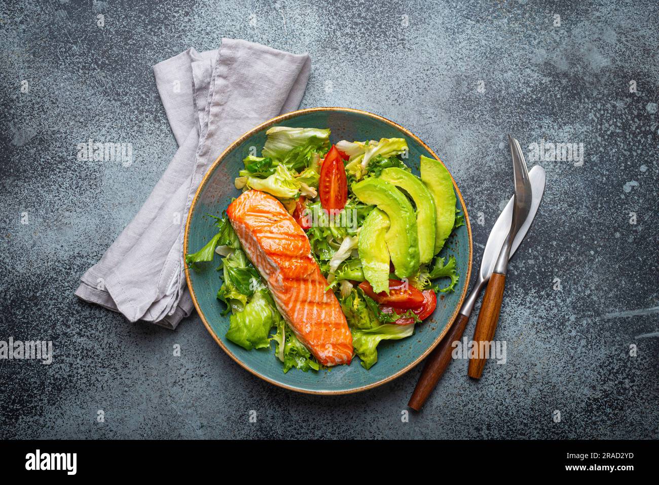 Gegrilltes Lachssteak und Gemüsesalat mit Avocado Stockfoto