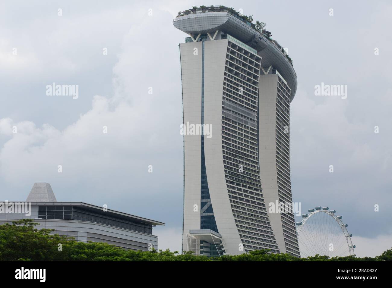 Seitlicher Blick auf Marina Bay Sands und den skypark, eines der beliebtesten Reiseziele der Welt. Singapur. Stockfoto