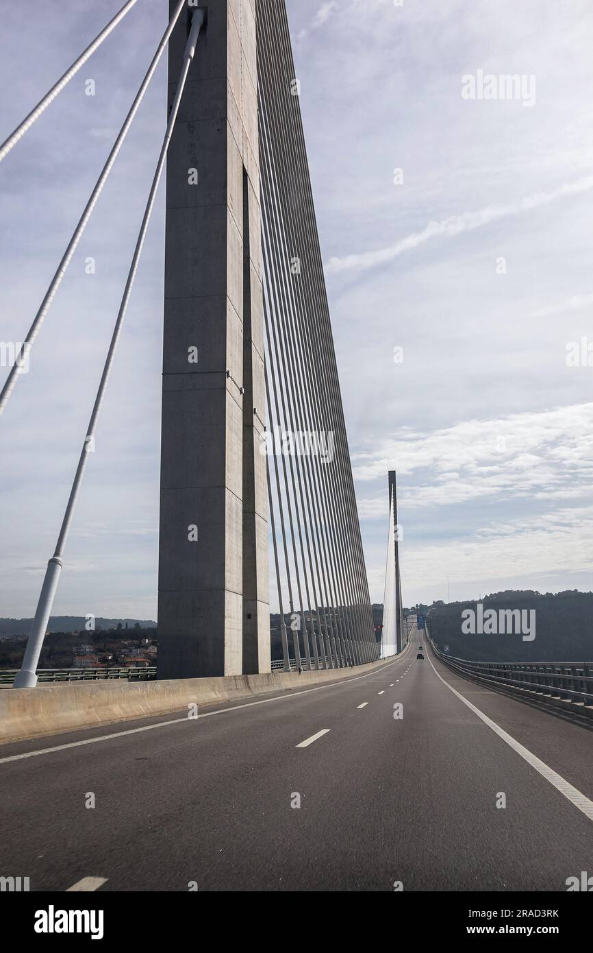 Highway A4 Transmontana, Details der Brücke über den fluss corgo, Vila Real, Portugal. Stockfoto
