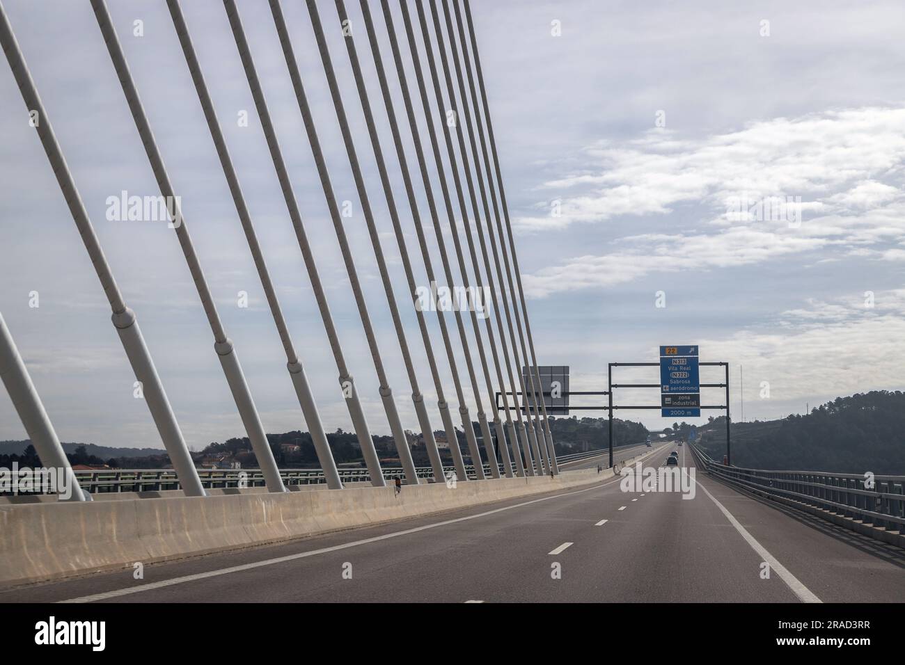 Highway A4 Transmontana, Details der Brücke über den fluss corgo, Vila Real, Portugal. Stockfoto