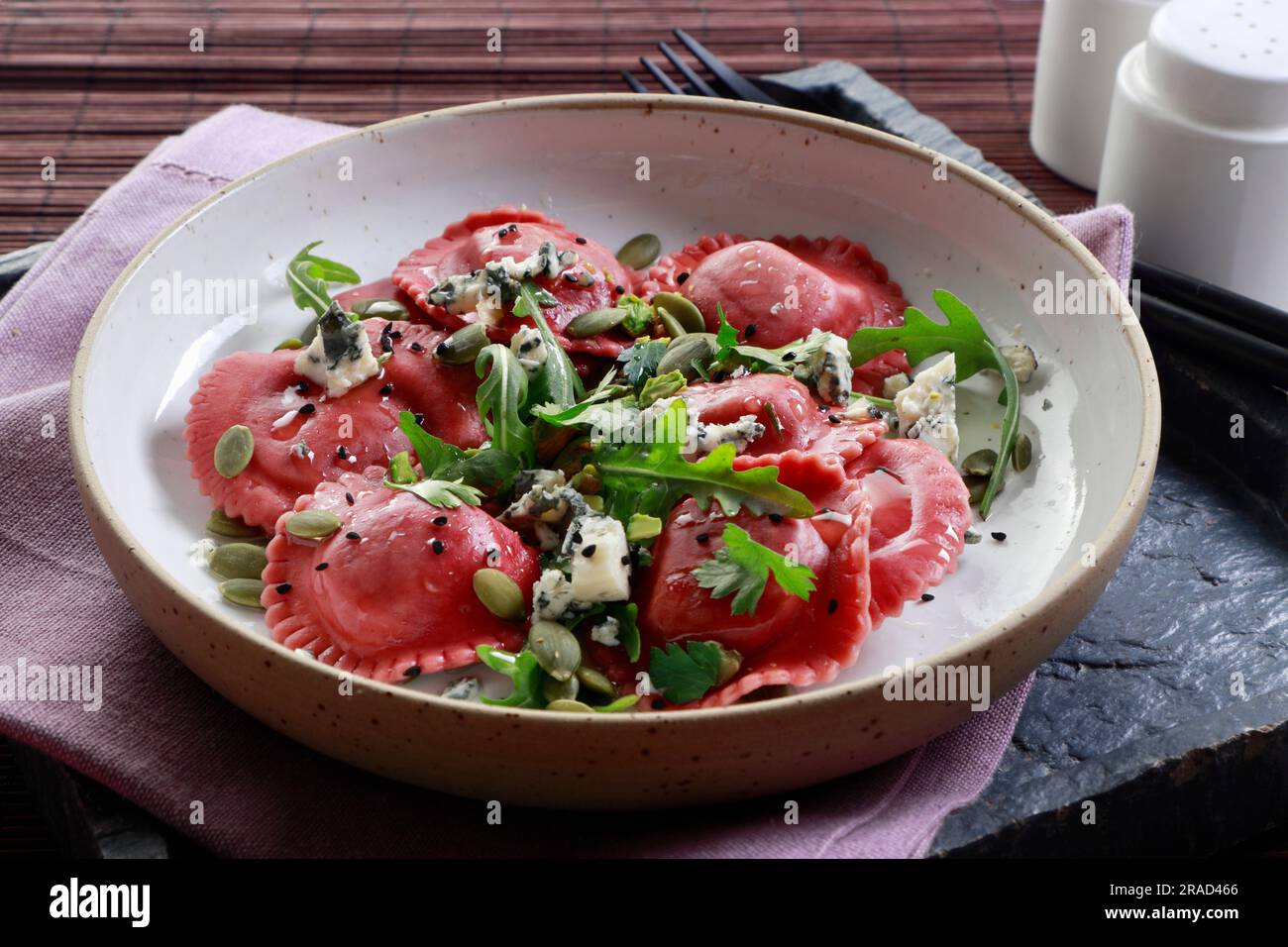 Rote-Bete-Tortellini-Salat mit Rucola und Samen Stockfoto