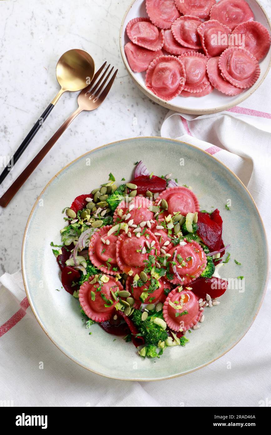 Tortellini-Salat mit Rote Bete, Brokkoli, Rote Bete und Samen Stockfoto