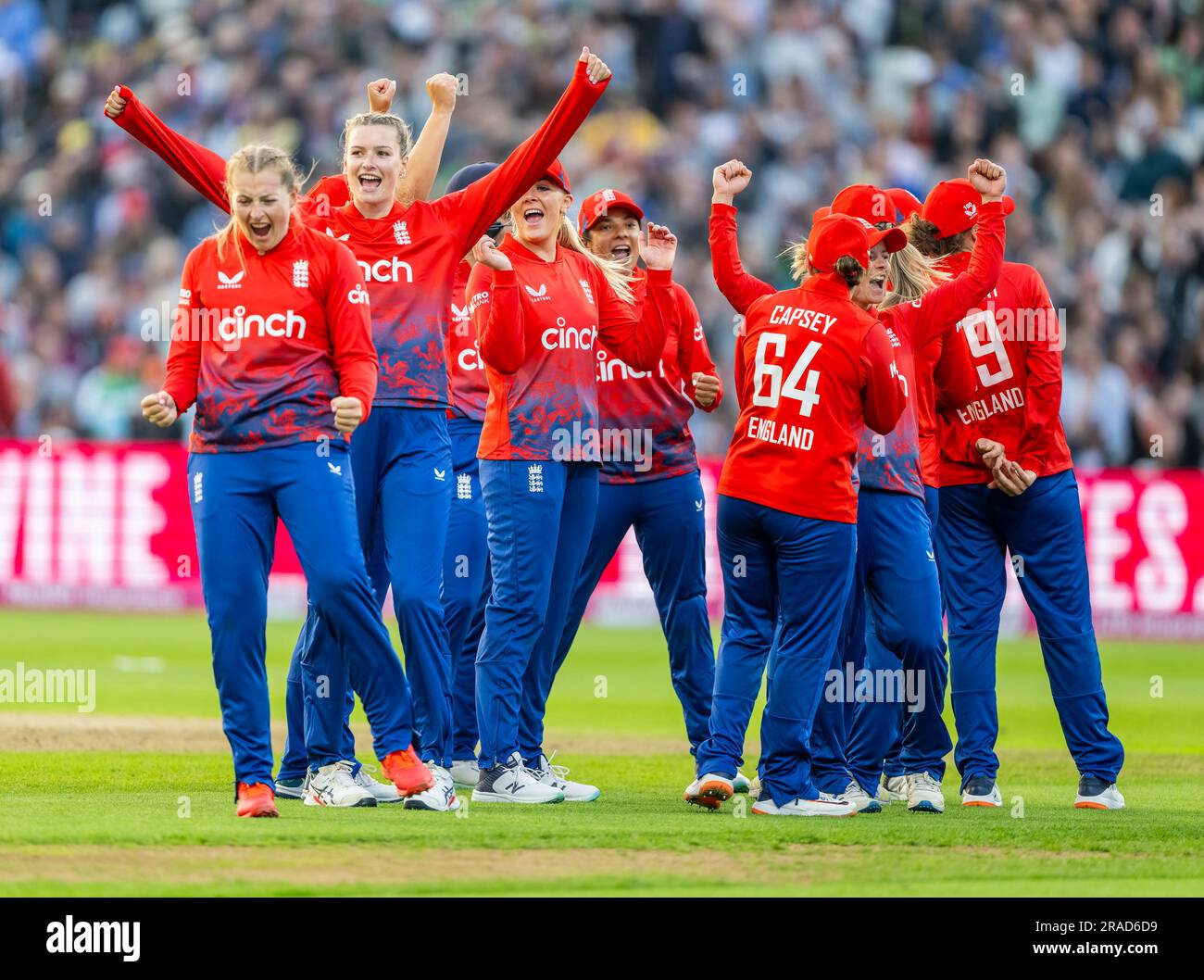 Englische Spieler feiern das Wicket von Tahlia McGrath im ersten Vitality IT20 zwischen England und Australien Stockfoto