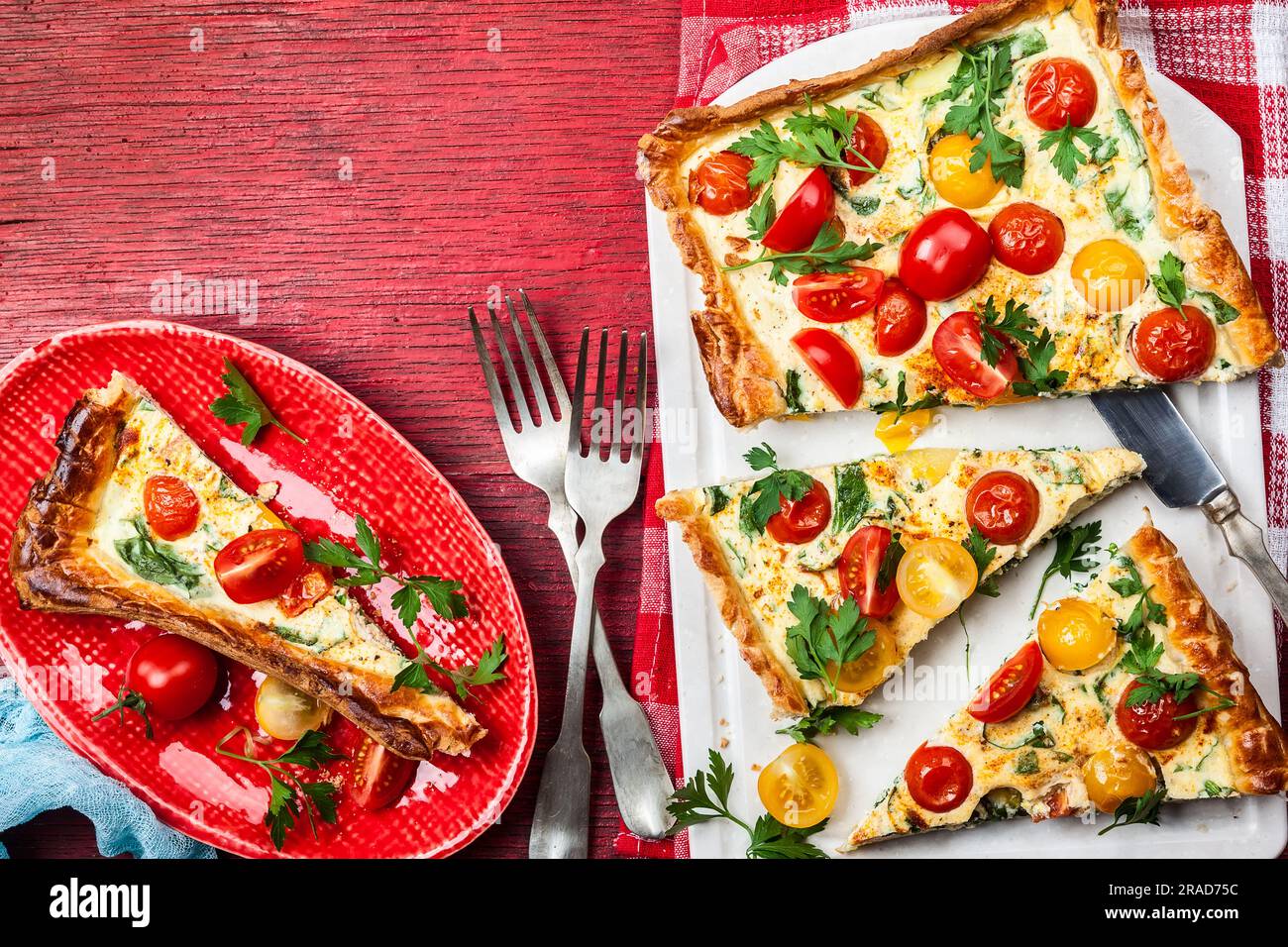 Köstlich einfache Tomatentorte mit Blätterteig, roten und gelben Kirschtomaten, Spinat und Ricotta-Käse. Die perfekte Vorspeise für den Sommer. Co Stockfoto