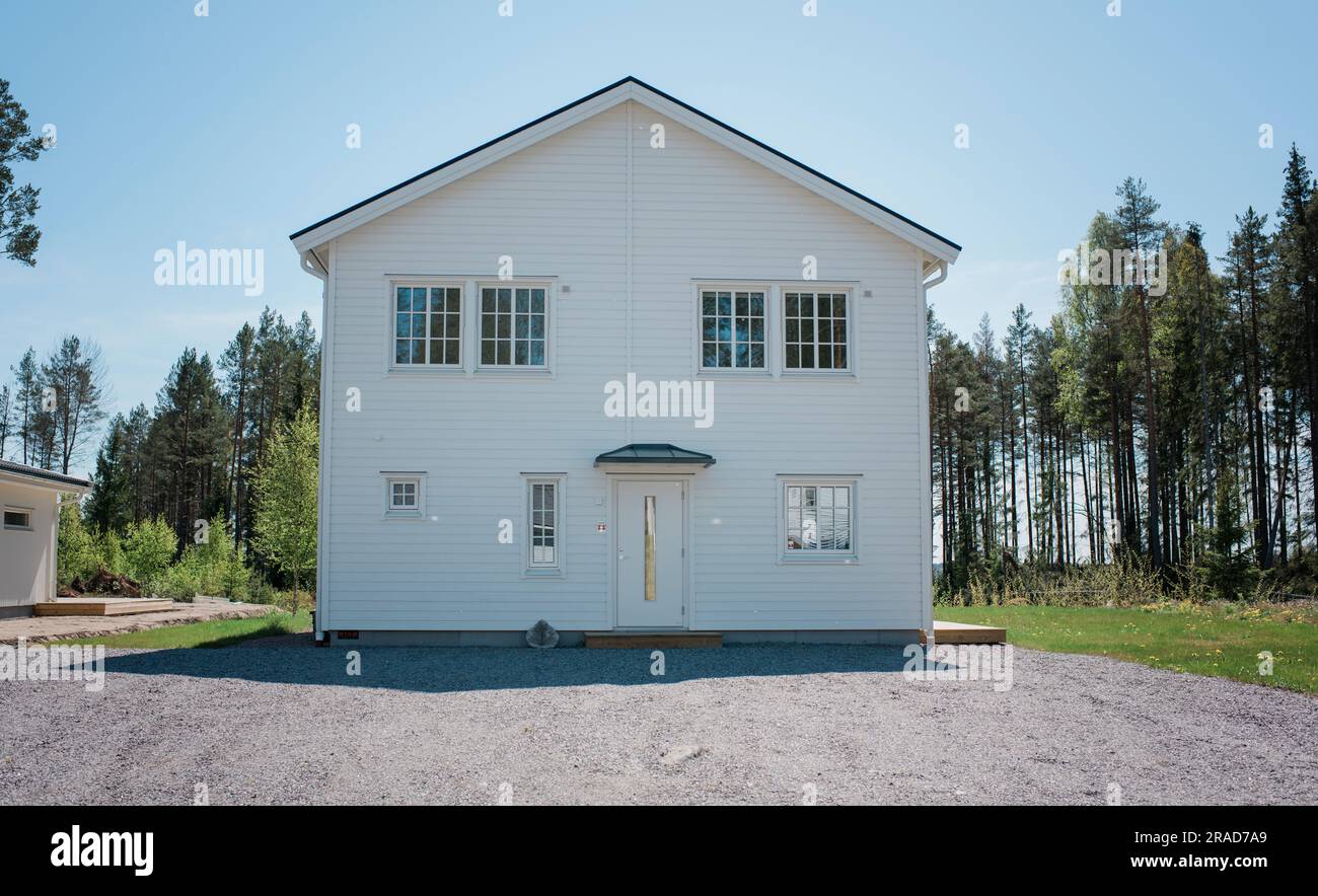 Typisch schwedisches weißes Haus in einem Wald Stockfoto