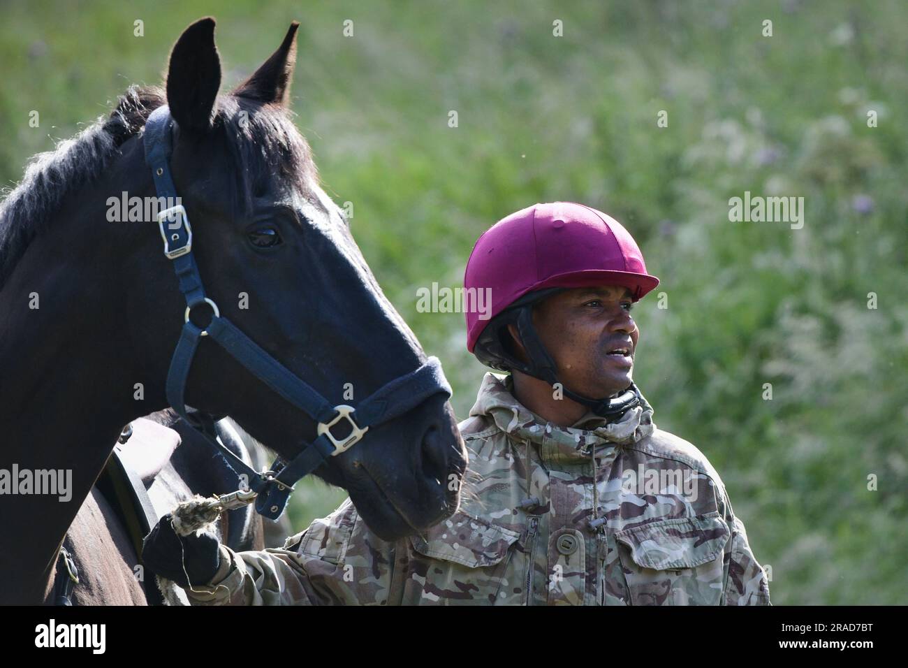 Edinburgh Scotland, Vereinigtes Königreich, 03. Juli 2023. Die britische Armee versammelt sich zu Beginn der Royal Week zu einem Gruppenfoto im Holyrood Park. Live-Nachrichten von sst/alamy Stockfoto